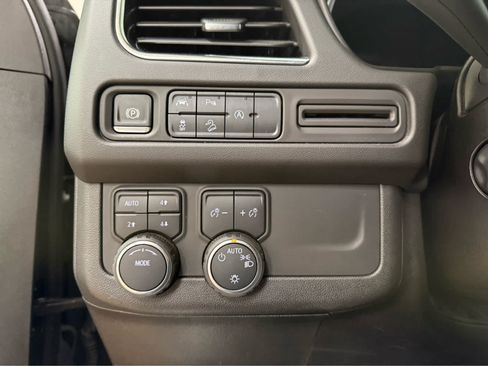Used 2024 Chevrolet Suburban Premier AWD/4WD image 27