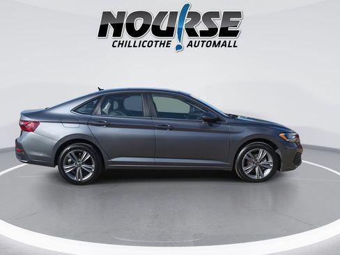 Used 2024 Volkswagen Jetta SE FWD image 9