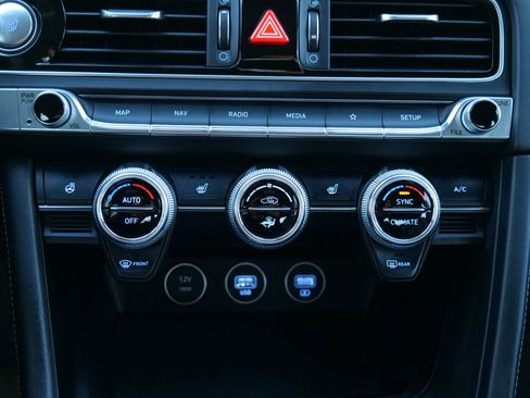 Used 2023 Genesis G70 2.0T image 31