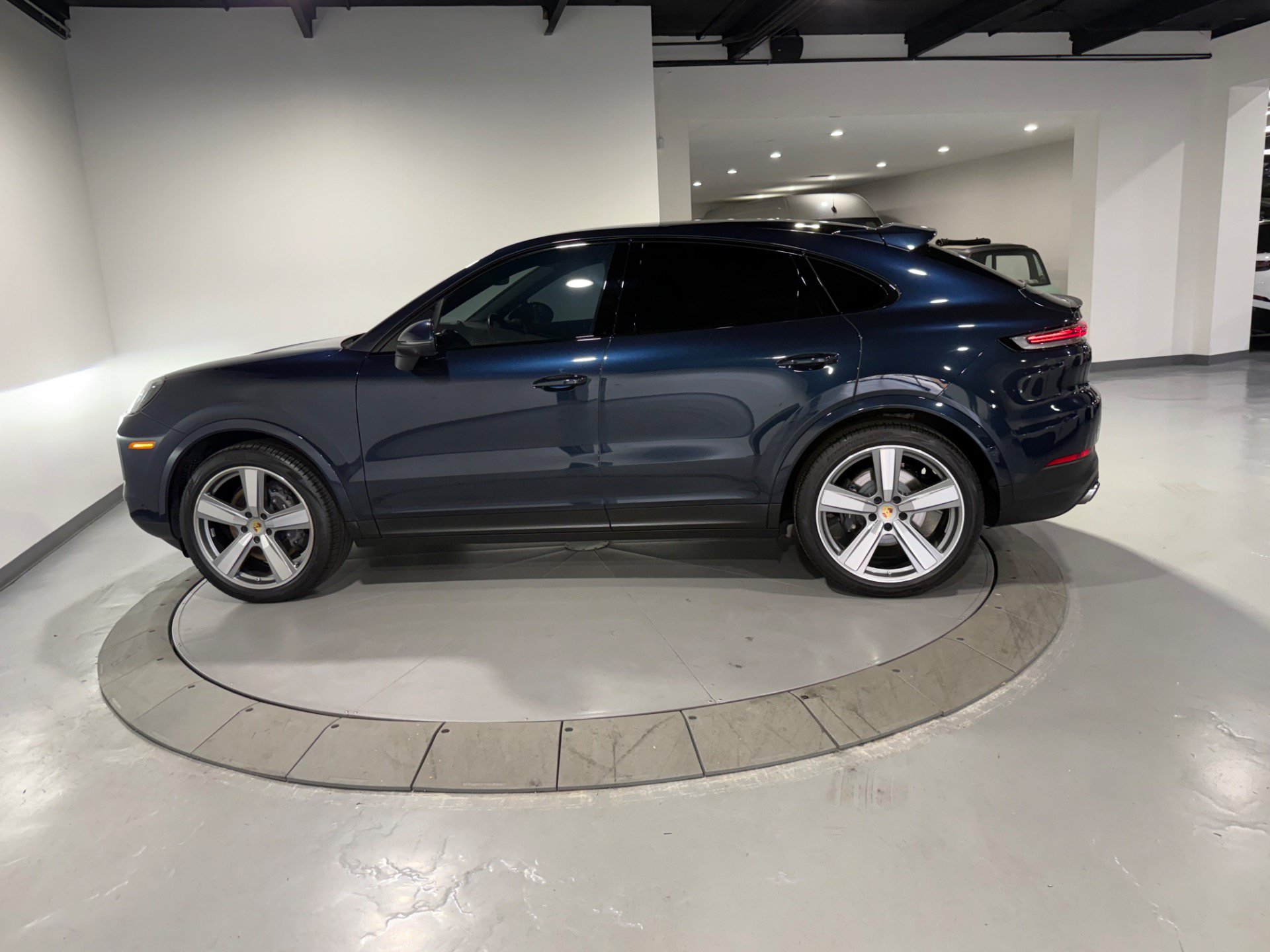 Used 2024 Porsche Cayenne Coupe AWD/4WD image 14
