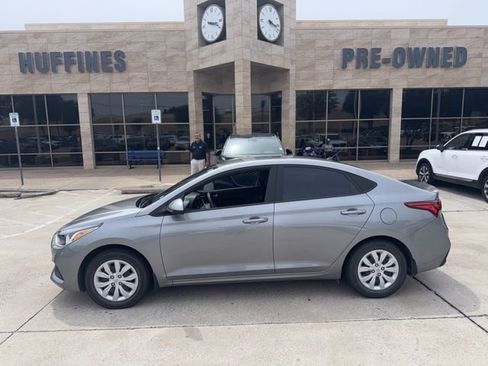 Used 2022 Hyundai Accent SE FWD image 1
