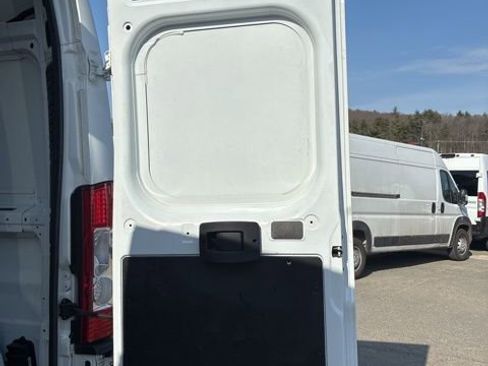 Used 2024 RAM ProMaster 2500 w/ Convenience Group image 12