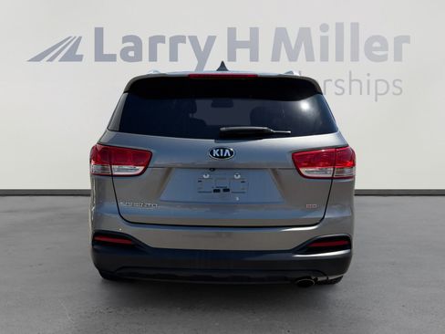 Used 2018 Kia Sorento FWD image 4