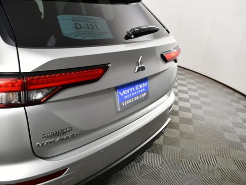 Used 2024 Mitsubishi Outlander ES image 15