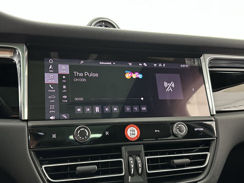 Certified 2025 Porsche Macan image 41