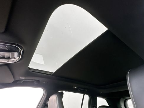 Used 2022 Jeep Grand Cherokee Overland w/ Luxury Tech Group IV image 23