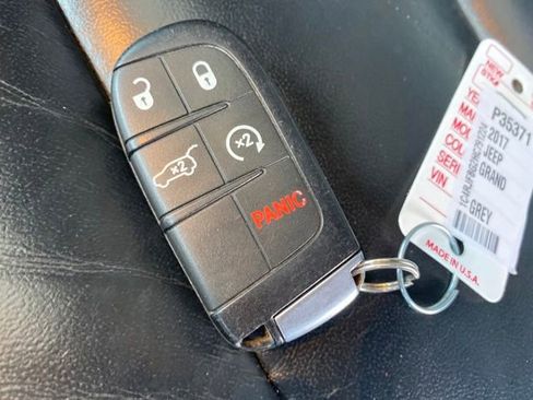 Used 2017 Jeep Grand Cherokee Limited image 25