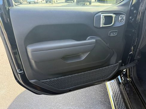 New 2025 Jeep Gladiator Sport AWD/4WD image 13