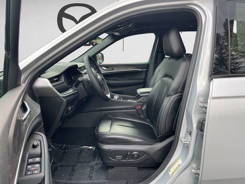Used 2025 Jeep Grand Cherokee Limited AWD/4WD image 9