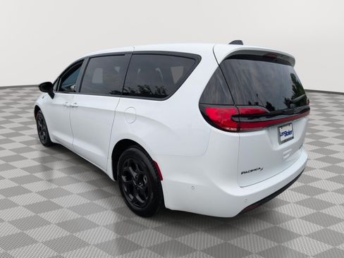 Used 2024 Chrysler Pacifica Limited FWD image 3