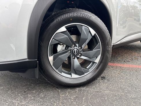 Used 2024 Nissan Rogue SV image 2