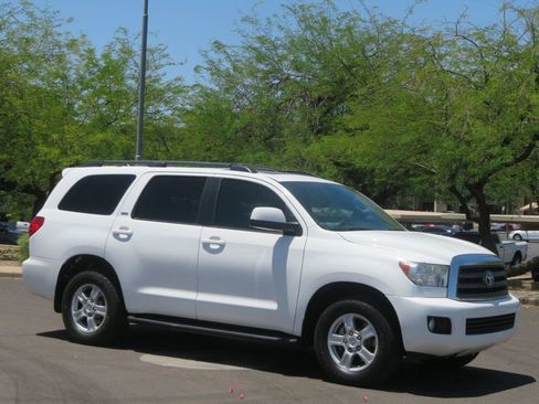 Used 2016 Toyota Sequoia SR5 AWD/4WD image 4