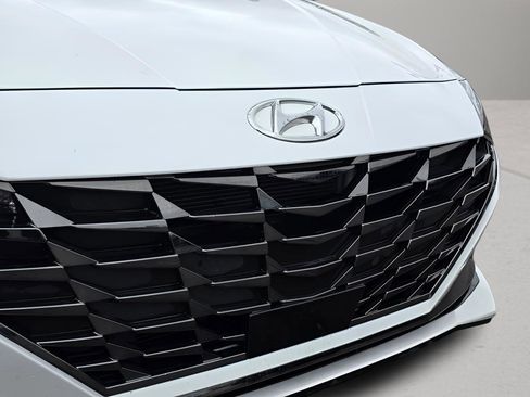 Used 2023 Hyundai Elantra Limited w/ Cargo Package image 9