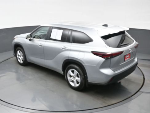 Used 2024 Toyota Highlander LE AWD/4WD image 38