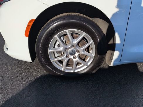 Used 2025 Chrysler Pacifica Select FWD image 27