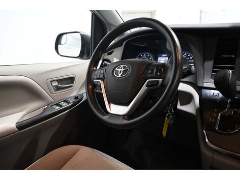 Used 2018 Toyota Sienna LE FWD image 24