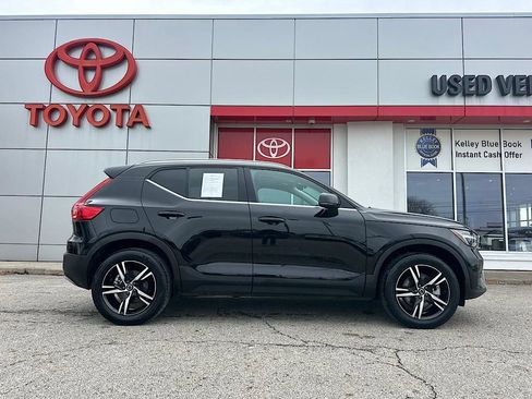 Used 2025 Volvo XC40 B5 Core image 6