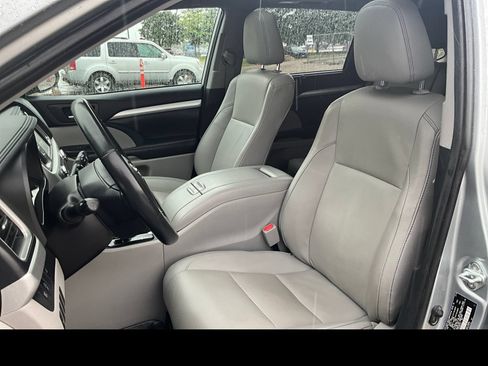 Used 2019 Toyota Highlander XLE AWD/4WD image 9