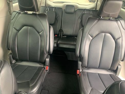 Used 2024 Chrysler Pacifica Touring-L FWD image 30