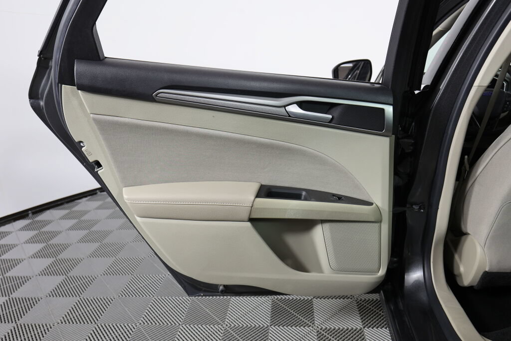 Used 2019 Ford Fusion SE FWD image 16