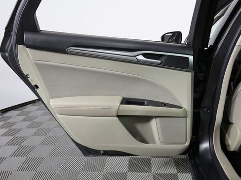 Used 2019 Ford Fusion SE FWD image 16