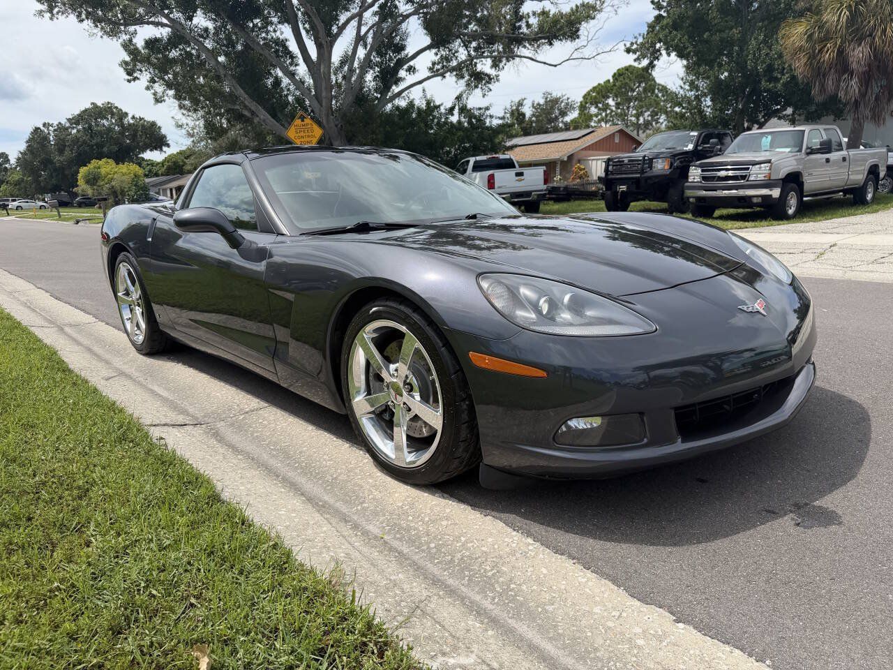 Used 2009 Chevrolet Corvette Coupe w/ Z51 Performance Package RWD image 2