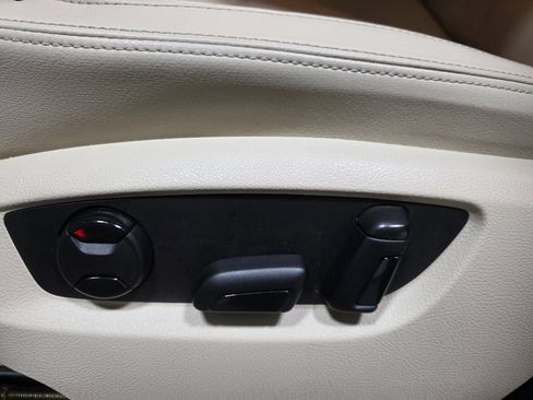 Used 2014 Volkswagen Touareg TDI image 17