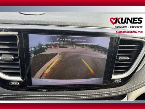 Used 2023 Chrysler Pacifica Touring FWD image 21