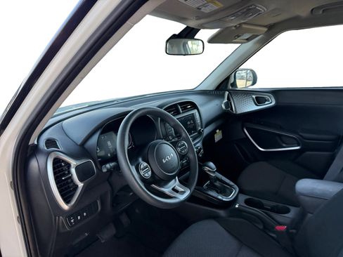 Used 2025 Kia Soul LX FWD image 6