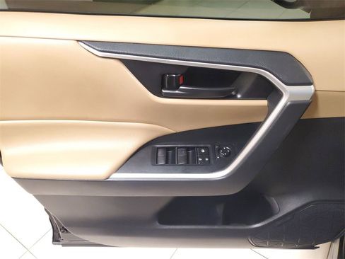 Used 2021 Toyota RAV4 LE image 17