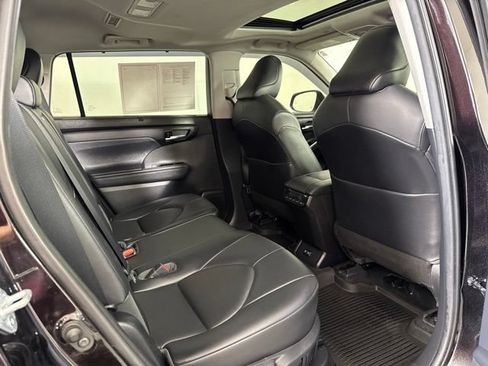 Used 2021 Toyota Highlander XLE AWD/4WD image 5