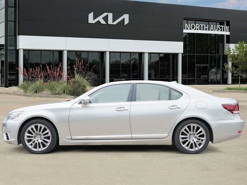 Used 2017 Lexus LS 460 w/ Comfort Package RWD image 3
