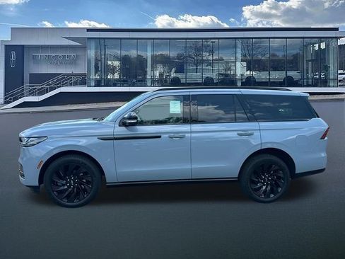 New 2026 Lincoln Navigator Reserve w/ Jet Appearance Package AWD/4WD image 4