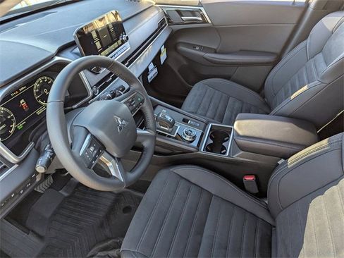 New 2025 Mitsubishi Outlander SE image 10