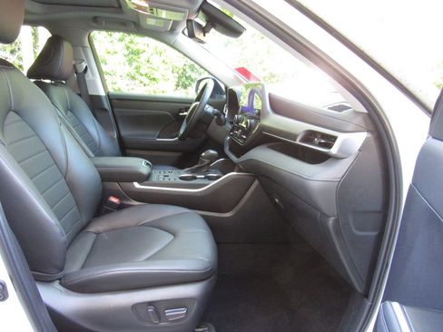 Certified 2024 Toyota Highlander XLE AWD/4WD image 19