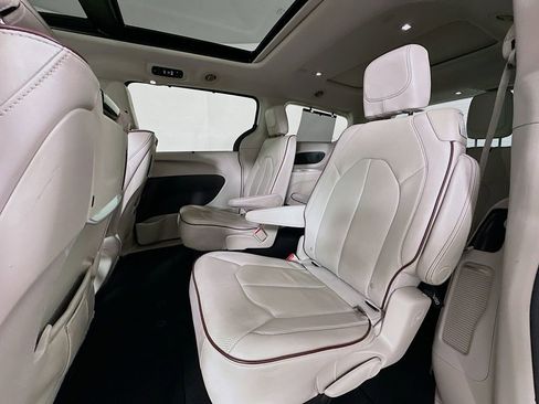 Used 2017 Chrysler Pacifica Limited w/ UConnect Theater Package FWD image 17