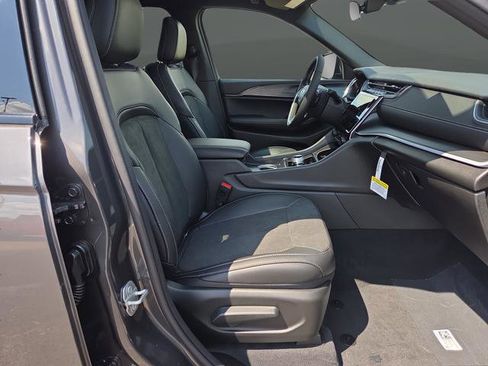 New 2025 Jeep Grand Cherokee Altitude image 33