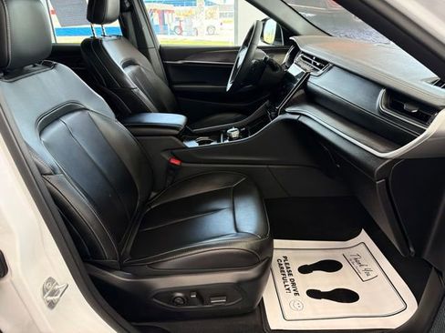 Used 2024 Jeep Grand Cherokee Limited w/ Black Appearance Package AWD/4WD image 12