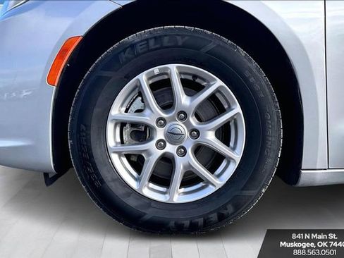 Used 2024 Chrysler Pacifica Touring-L image 30