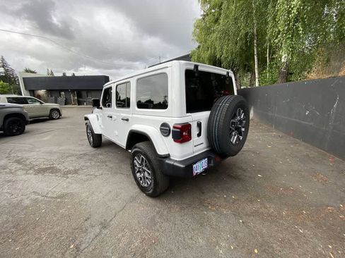 Used 2025 Jeep Wrangler Unlimited Sahara AWD/4WD image 4