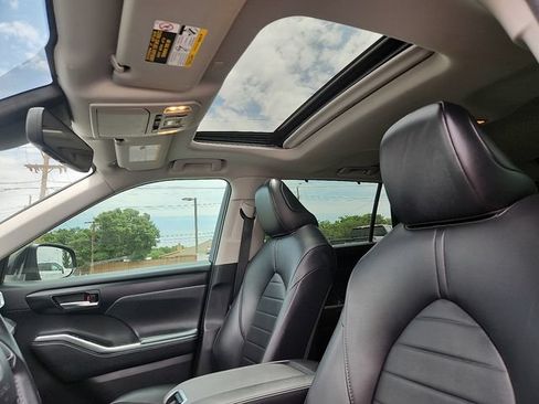 Used 2021 Toyota Highlander XLE FWD image 14