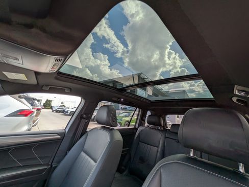 Certified 2023 Volkswagen Tiguan SE R-Line FWD image 21