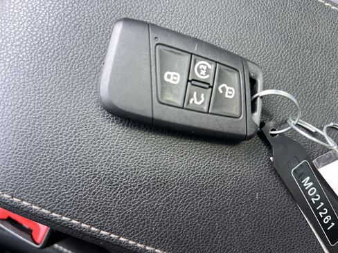 Used 2023 Volkswagen Tiguan SE w/ Panoramic Sunroof Package FWD image 33