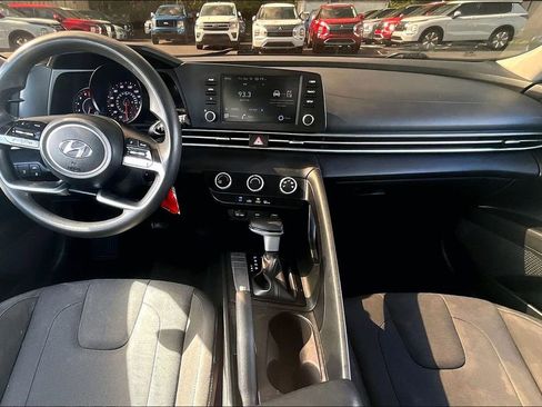 Used 2023 Hyundai Elantra SE w/ Preferred Accessory Package FWD image 7
