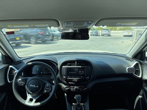 Used 2025 Kia Soul LX w/ LX Technology Package FWD image 31