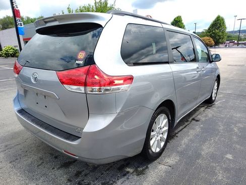 Used 2014 Toyota Sienna LE AWD/4WD image 3