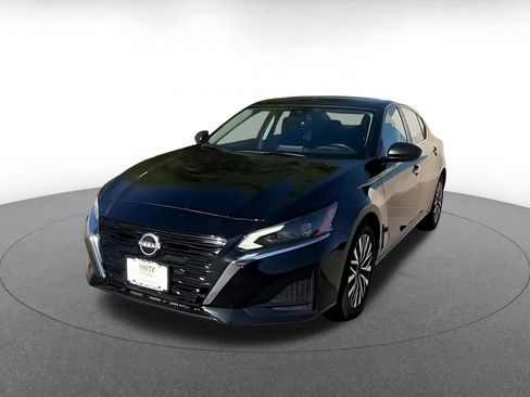 Used 2025 Nissan Altima 2.5 SV FWD image 7