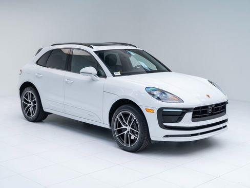 Certified 2026 Porsche Macan AWD/4WD image 7
