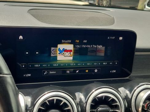 Used 2023 Mercedes-Benz GLB 250 4MATIC w/ Premium Package image 25