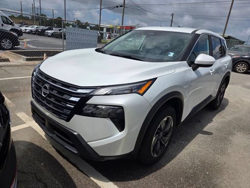 Used 2025 Nissan Rogue SV FWD image 2